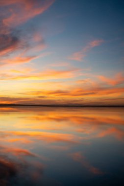 Günün sonunda gölde, gün batımında ve bulutlarda aydınlıkta Tunus 'ta...