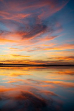 Günün sonunda gölde, gün batımında ve bulutlarda aydınlıkta Tunus 'ta...
