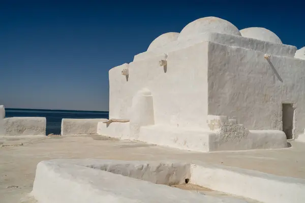 튀니지 Djerba Sidi Yati의 섬에있는 역사적인 모스크 스톡 사진