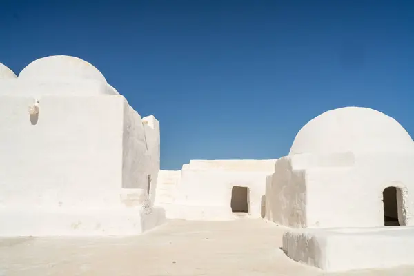 튀니지 Djerba Sidi Yati의 섬에있는 역사적인 모스크 로열티 프리 스톡 이미지