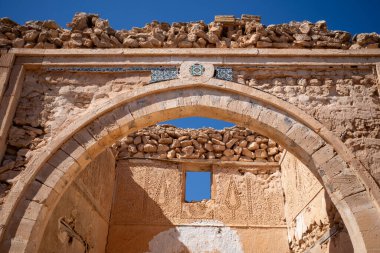 Güney Tunus 'taki Djerba adasında terk edilmiş binalar (houch)