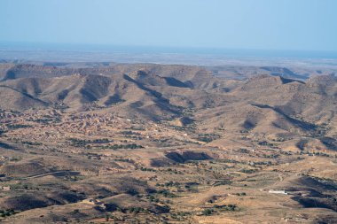 Dahar, Güney Tunus bölgesi, yağmurdan sonra yeşil