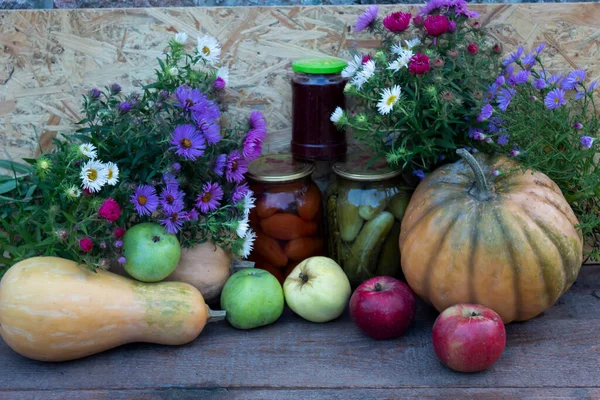 Erntedankfest Blumen Kürbisse Äpfel Ein Glas Marmelade Ein Glas Gurken — Stockfoto