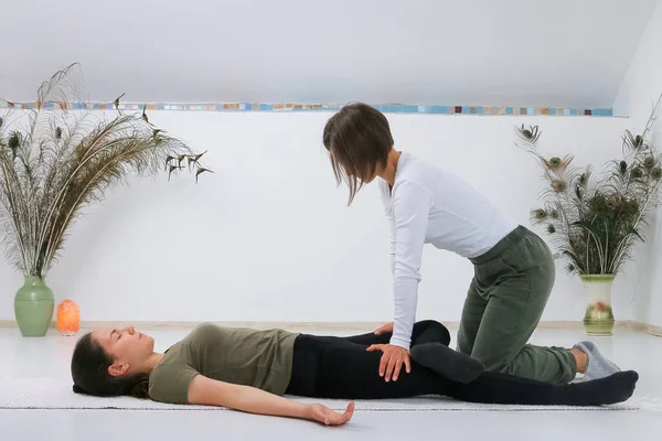 Tonåring Får Shiatsu Massage Från Shiatsu Massös Royaltyfria Stockfoton