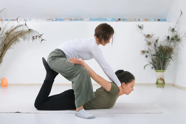 Tonåring Får Shiatsu Massage Från Shiatsu Massös Stockfoto