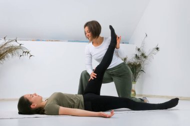 Shiatsu masözünden Shiatsu masajı alan bir genç.
