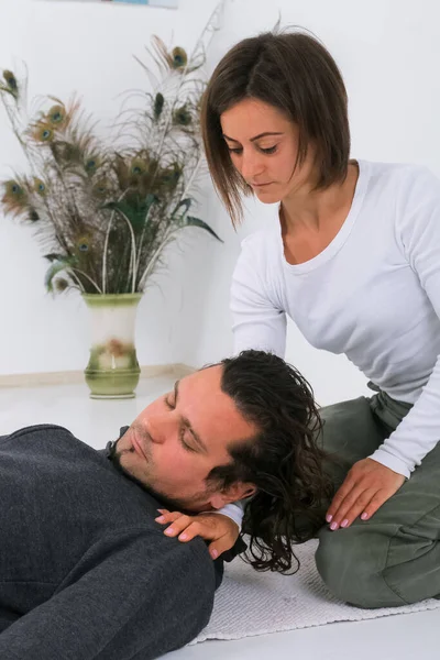 Homem Adulto Recebendo Massagem Shiatsu Massagista Shiatsu Fotografias De Stock Royalty-Free