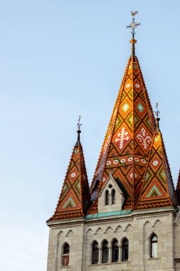 Macaristan, Budapeşte 'deki Matthias Kilisesi' nin mimari detayları, 13 Haziran 2025. Fotoğraf, bu ikonik tarihi binanın dekoratif Gotik unsurlarını ve renkli çatı fayanslarını vurguluyor..
