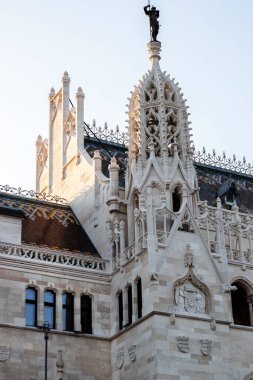 Macaristan, Budapeşte 'deki Matthias Kilisesi' nin mimari detayları, 13 Haziran 2025. Fotoğraf, bu ikonik tarihi binanın dekoratif Gotik unsurlarını ve renkli çatı fayanslarını vurguluyor..