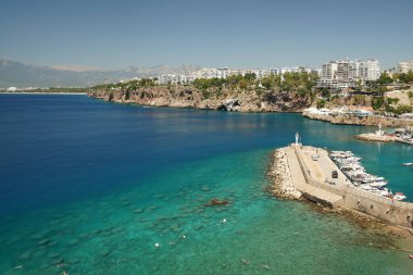 ANTALYA, TURKIYE - 22 Temmuz 2022 Antalya 'daki Tarihi Liman. Roma dönemine dayanan liman
