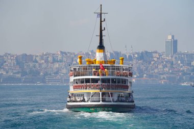 İSTANBUL, TURKIYE - 27 Ağustos 2022: Sehir Hatlari feribotu Boğazı 'nda. Sehir Hatlari 1844 'te kuruldu..