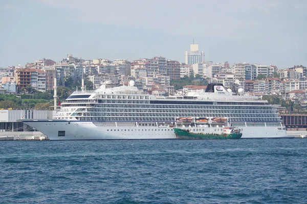 伊斯坦布尔 土耳其 2022年8月27日 在伊斯坦布尔加拉塔港的维京巡航船 船容量47 842 930载重 — 图库照片