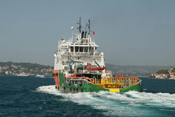 Istanbul Turquia Agosto 2022 Ametrine Valor Anchor Handling Ship Passing — Fotografia de Stock
