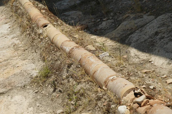 チューリェのDenizli市の蛇行古代都市のトリポリスの水道管 ストック画像