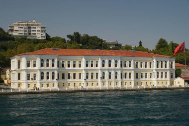 İSTANBUL, TURKIYE - 28 Ağustos 2022: Boğaz 'daki Galatasaray Üniversitesi. Ciragan Sarayı Feriye Sarayı 'nda üniversite kuruldu..