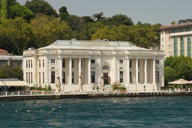 İSTANBUL, TURKIYE - 28 Ağustos 2022: Feriye Karakolu, Boğaz Kıyısı. Feriye Karakolu 19. yüzyılda inşa edilmiş ve 1995 yılında restorana çevrilmiştir..