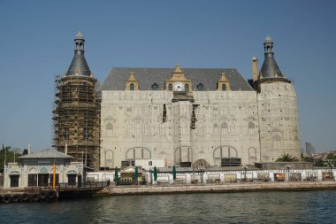 İSTANBUL, TURKIYE - 28 Ağustos 2022: Haydarpasa tren istasyonu çatı yangınından sonra restore ediliyor. İstasyon 1909 'da inşa edildi..