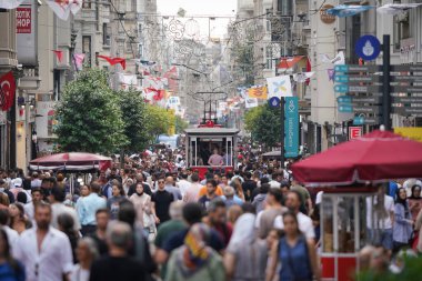 İSTANBUL, TURKIYE - 11 Haziran 2022: İstanbul 'un en popüler alışveriş ve eğlence merkezi olan Istiklal Caddesi' ndeki insanlar.