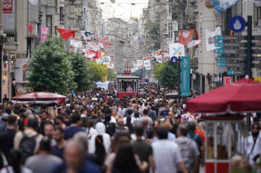 İSTANBUL, TURKIYE - 11 Haziran 2022: İstanbul 'un en popüler alışveriş ve eğlence merkezi olan Istiklal Caddesi' ndeki insanlar.