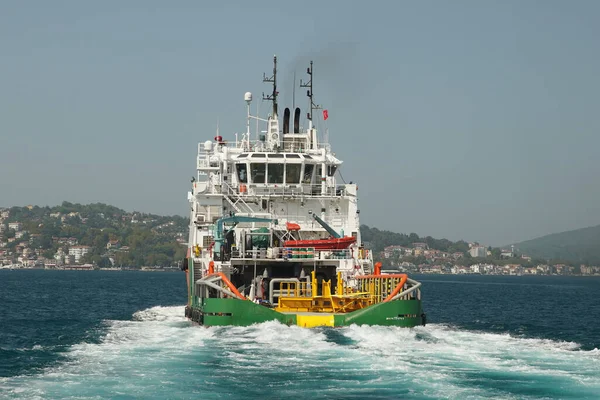 Istanbul Turkiye August 2022 Ametrine Valor Anchor Handling Ship Passing — Stock Photo, Image