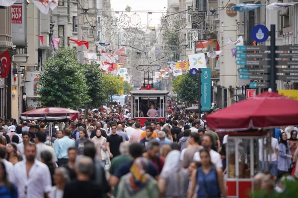 Istanbul Turkiye June 2022 Folk Istiklal Avenue Der Istanbuls Mest – stockfoto