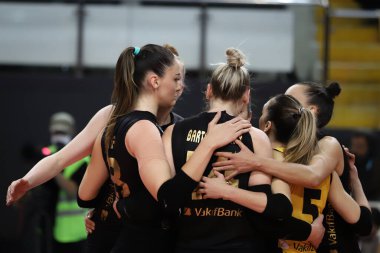 ISTANBUL, TURKEY - 17 Ocak 2022: Vakıfbank oyuncuları Vakıfbank Spor Salonu 'nda oynanan Türkiye Sultanlar Ligi maçında skor puanını kutluyorlar