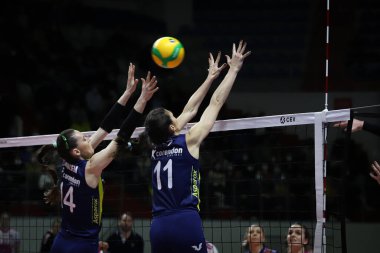 ISTANBUL, TURKEY - 15 Şubat 2022: Eda Erdem Dundar ve Naz Aydemir Akyol, Burhan Felek Spor Salonu 'nda oynanan Fenerbahçe Opet - Beziers Volley Şampiyonlar Ligi Volesi Şampiyonlar Ligi Volesi karşılaşmasında