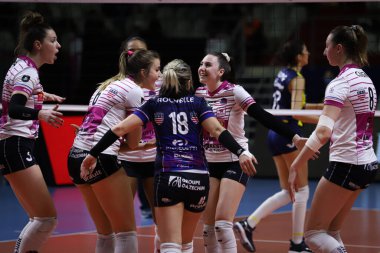 ISTANBUL, TURKEY - 15 Şubat 2022: Beziers Volley oyuncuları Burhan Felek Spor Salonu 'nda oynanan Fenerbahçe Opet CEV Şampiyonlar Ligi Volesi karşılaşmasında skor puanını kutluyorlar