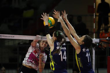 ISTANBUL, TURKEY - 15 Şubat 2022: Eda Erdem Dundar ve Naz Aydemir Akyol, Burhan Felek Spor Salonu 'nda oynanan Fenerbahçe Opet - Beziers Volley Şampiyonlar Ligi Volesi Şampiyonlar Ligi Volesi karşılaşmasında