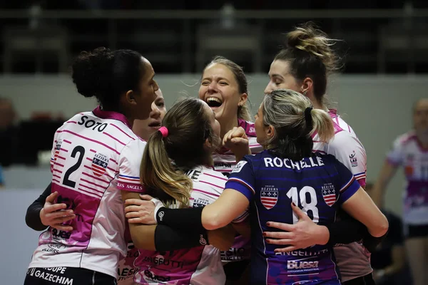 ISTANBUL, TURKEY - 15 Şubat 2022: Beziers Volley oyuncuları Burhan Felek Spor Salonu 'nda oynanan Fenerbahçe Opet CEV Şampiyonlar Ligi Volesi karşılaşmasında skor puanını kutluyorlar