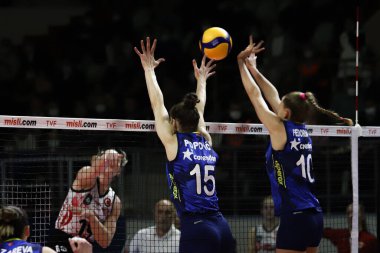 ISTANBUL, TURKEY - FEBRUARY 07, 2022: Türk Hava Yollari 'ye karşı Fenerbahçe Opet Türkiye Sultanlar Ligi' nde Burhan Felek Spor Salonu karşılaşmasında Arina Fedorovtseva ve Mina Popoviç