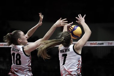 ISTANBUL, TURKEY - ŞUBAT 07, 2022: Janset Cemre Erkul ve Kiera Van Ryk, Burhan Felek Spor Salonu 'nda Türk Hava Yolları Fenerbahçe Opet Türkiye Sultanlar Ligi karşılaşmasında eylem halindeler