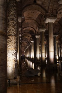 İSTANBUL, TÜRKİYE - 11 Eylül 2022: Sultanahmet ilçesindeki Bazilika Sarnıcı 'nın içinde. İstanbul 'un altındaki en büyük sarnıç Bazilika Sarnıcıdır.