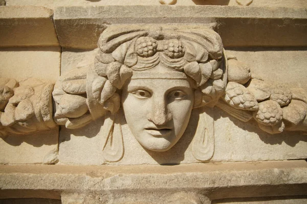 Αρχαία Mask Relief Στην Αφροδίτη Αρχαία Πόλη Geyre Aydin Turkiye — Φωτογραφία Αρχείου