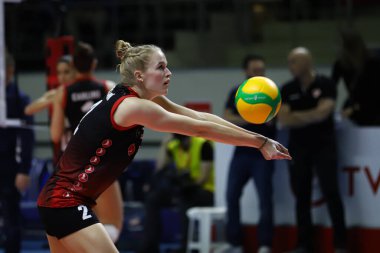 İSTANBUL, TURKEY - Şubat 02, 2022: Hanna Orthmann, Burhan Felek Spor Salonu 'nda Türk Hava Yollari, Igor Gorgonzola Novara CEV Şampiyonlar Ligi Volley Maçı' na karşı ısınmadan önce