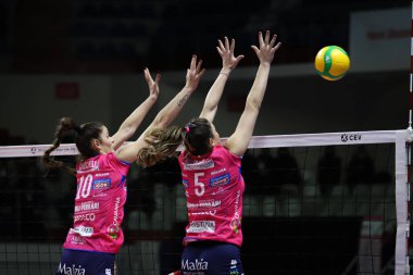 ISTANBUL, TURKEY - Şubat 02, 2022: Rosamaria Montibeller ve Cristina Chirichella Turk Hava Yollari 'ye karşı Igor Gorgonzola Novara CEV Şampiyonlar Ligi Volley Maçı Burhan Felek Spor Salonu' nda