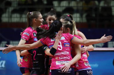 İSTANBUL, TURKEY - Şubat 02, 2022: İgor Gorgonzola Novara oyuncuları Burhan Felek Spor Salonu 'nda düzenlenen Türk Hava Yollari CEV Şampiyonlar Ligi Volley Maçı' nda skor puanını kutluyorlar