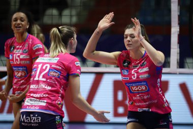 İSTANBUL, TURKEY - Şubat 02, 2022: İgor Gorgonzola Novara oyuncuları Burhan Felek Spor Salonu 'nda düzenlenen Türk Hava Yollari CEV Şampiyonlar Ligi Volley Maçı' nda skor puanını kutluyorlar