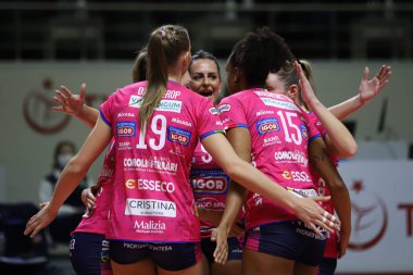 İSTANBUL, TURKEY - Şubat 02, 2022: İgor Gorgonzola Novara oyuncuları Burhan Felek Spor Salonu 'nda düzenlenen Türk Hava Yollari CEV Şampiyonlar Ligi Volley Maçı' nda skor puanını kutluyorlar