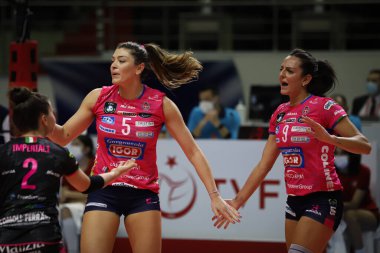 ISTANBUL, TURKEY - Şubat 02, 2022: Rosamaria Montibeller ve Caterina Bosetti Turk Hava Yollari 'ye karşı Igor Gorgonzola Novara CEV Şampiyonlar Ligi Volley Maçı Burhan Felek Spor Salonu' nda