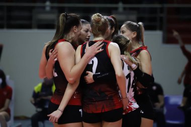 ISTANBUL, TURKEY - Şubat 02, 2022: Türk Hava Yollari oyuncuları Burhan Felek Spor Salonu 'nda oynanan Igor Gorgonzola Novara CEV Şampiyonlar Ligi Voleybol Maçı sırasında skor puanını kutluyorlar