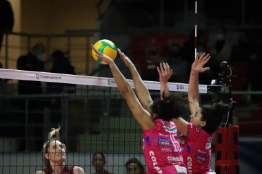 ISTANBUL, TURKEY - Şubat 02, 2022: Haleigh Washington ve Ilaria Battistoni, Burhan Felek Spor Salonu 'nda Türk Hava Yollari' nin Igor Gorgonzola Novara CEV Şampiyonlar Ligi Volley Maçı 'nda karşı karşıya