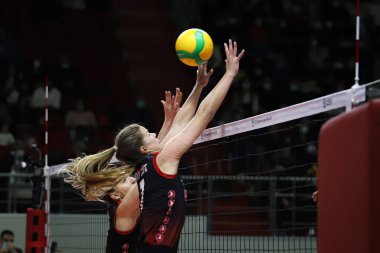 ISTANBUL, TURKEY - Şubat 02, 2022: Kiera Van Ryk, Burhan Felek Spor Salonu 'nda Türk Hava Yollari' nin Igor Gorgonzola Novara CEV Şampiyonlar Ligi Voleybol Ligi karşılaşmasında