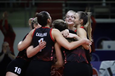 ISTANBUL, TURKEY - Şubat 02, 2022: Türk Hava Yollari oyuncuları Burhan Felek Spor Salonu 'nda oynanan Igor Gorgonzola Novara CEV Şampiyonlar Ligi Voleybol Maçı sırasında skor puanını kutluyorlar