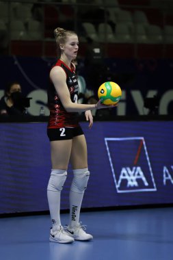 İSTANBUL, TURKEY - Şubat 02, 2022: Hanna Orthmann Burhan Felek Spor Salonu 'nda Türk Hava Yolları' na karşı Igor Gorgonzola Novara CEV Şampiyonlar Ligi Volley Maçı 'nda görev yapıyor