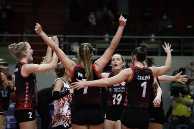 ISTANBUL, TURKEY - Şubat 02, 2022: Türk Hava Yollari oyuncuları Burhan Felek Spor Salonu 'nda oynanan Igor Gorgonzola Novara CEV Şampiyonlar Ligi Voleybol Maçı sırasında skor puanını kutluyorlar