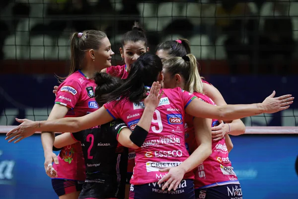 İSTANBUL, TURKEY - Şubat 02, 2022: İgor Gorgonzola Novara oyuncuları Burhan Felek Spor Salonu 'nda düzenlenen Türk Hava Yollari CEV Şampiyonlar Ligi Volley Maçı' nda skor puanını kutluyorlar