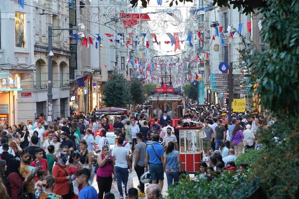 Istanbul Turkiye Σεπτεμβριου 2022 Άνθρωποι Στη Λεωφόρο Istiklal Όπου Πιο — Φωτογραφία Αρχείου