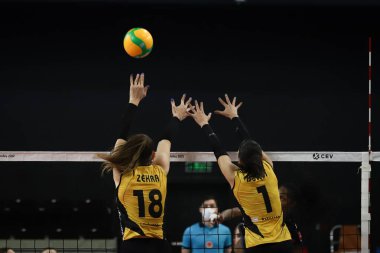 ISTANBUL, TURKEY - 15 Şubat 2022: Vakıfbank - ASPTT Mulhouse CEV Şampiyonlar Ligi Volley maçı sırasında Zehra Gunes ve Buket Gulubay
