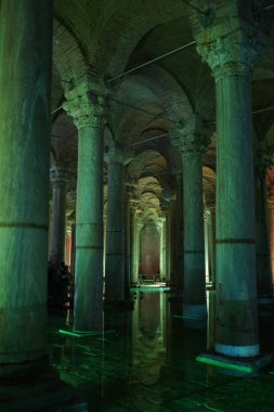 İSTANBUL, TÜRKİYE - 11 Eylül 2022: Sultanahmet ilçesindeki Bazilika Sarnıcı 'nın içinde. İstanbul 'un altındaki en büyük sarnıç Bazilika Sarnıcıdır.